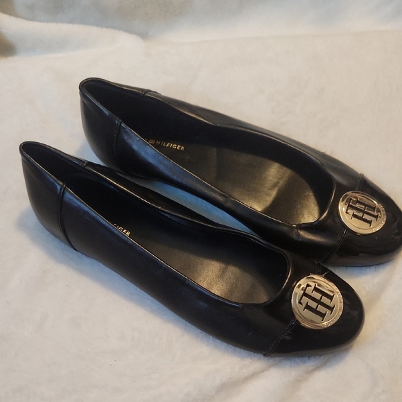 Tommy Hilfiger Shoes - Tommy Hilfiger Women's Black Flats size 8.5 EUC